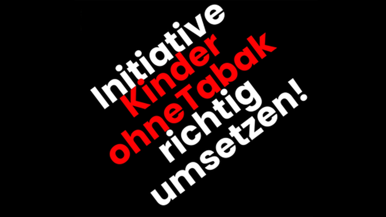 Text 'Initiative Kinder ohne Tabak richtig umsetzen!' in weiß und rot auf schwarzem Hintergrund.