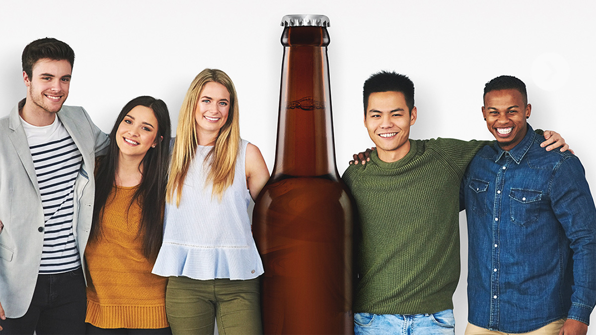 Gruppe Jugendlicher mit einer Bierflasche in Menschengröße zwischen sich
