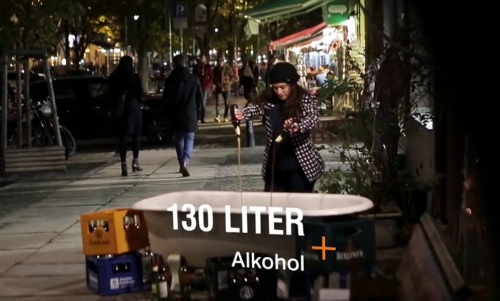Sanaz Saleh-Ebrahimi gießt 130 Liter Alkohol in eine Badewanne, der jährliche persönliche Durchschnittsverbrauch in Deutschland