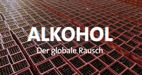 Getränkekisten, davor Schriftzug "Alkohol - Der globale Rausch"