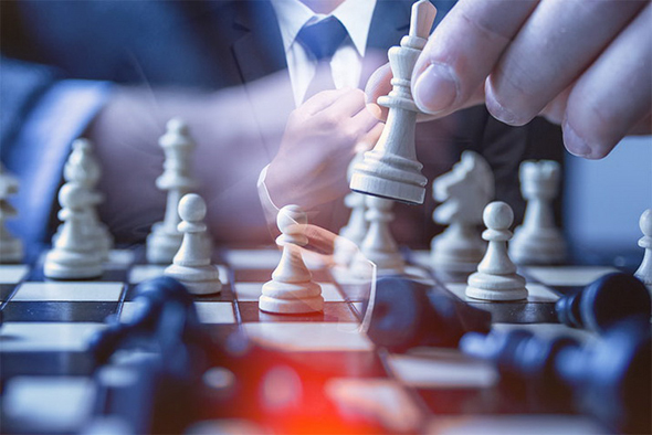 Schachspieler hält Spielfigur in der Hand
