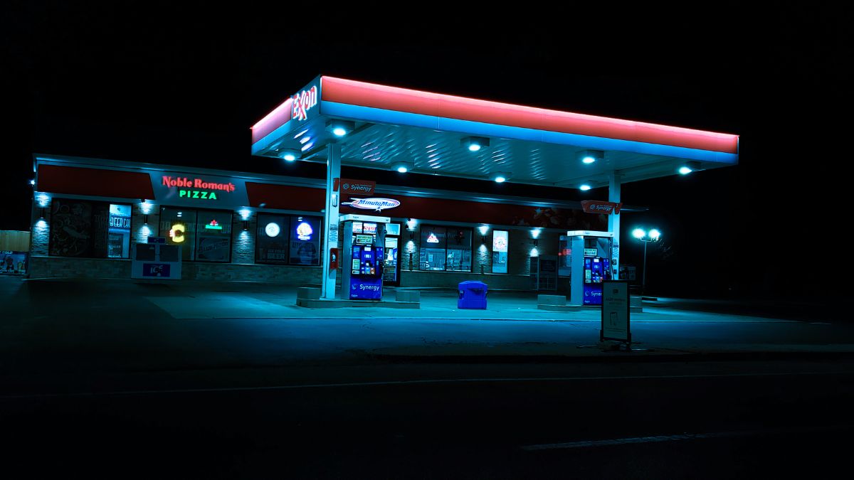 Geschlossene Tankstelle bei Nacht