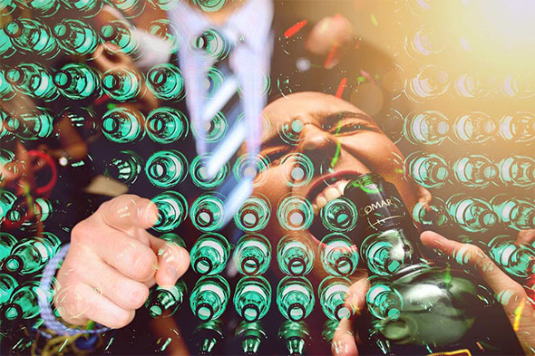 Schmerzverzerrtes Gesicht vermischt mit Alkoholflaschen