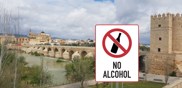No Alcohol-Schild vor Cordoba-Panorama