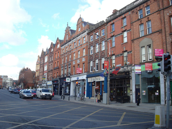 Straße mit Häuserzeile in Dublin