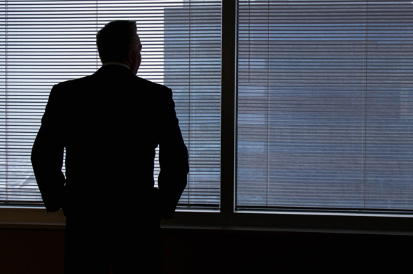 Silhouette eines Mannes vor Bürofenster