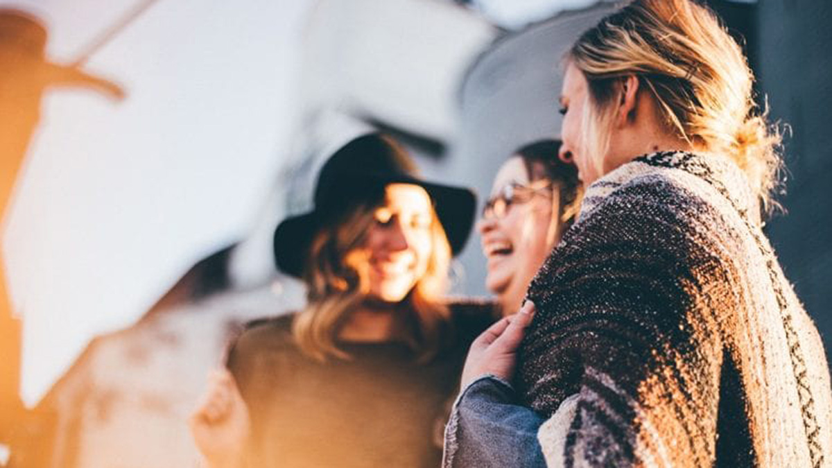 Drei lachende junge Frauen