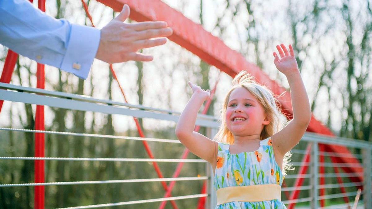 Mädchen beim High five mit Vater