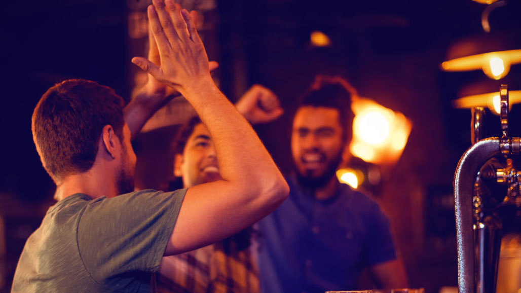 Männergruppe beim High-Five-Klatschen