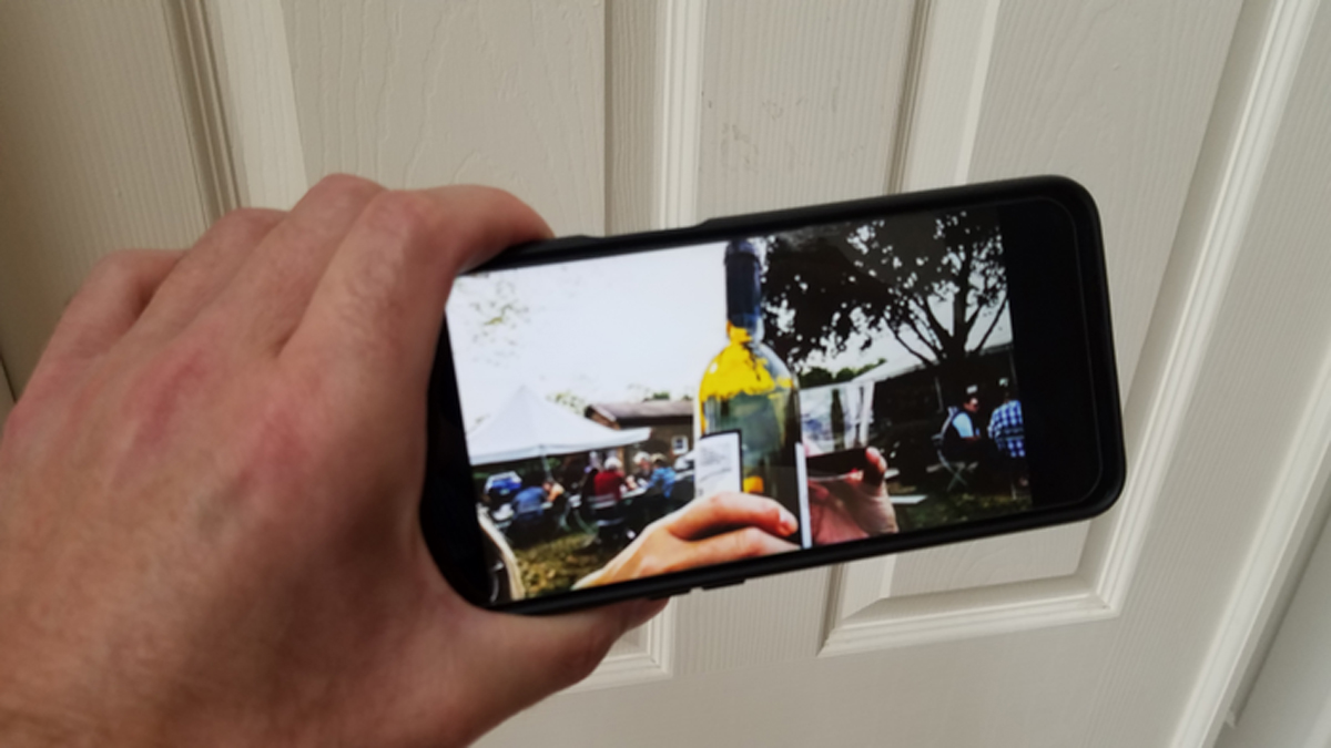 Hand hält Smartphone mit TikTok-Video