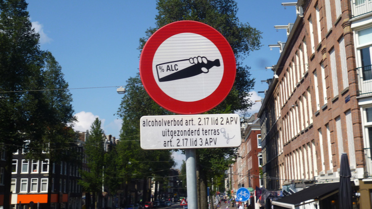 Verkehrsschild in Amsterdam weist auf Alkoholverbotszone hin