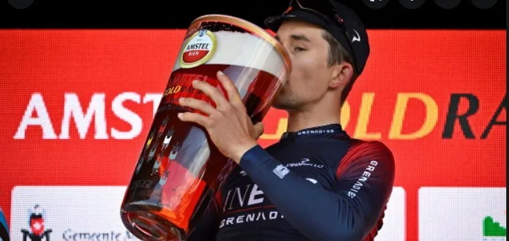 Michał Kwiatkowski mit übergroßem Bierglas