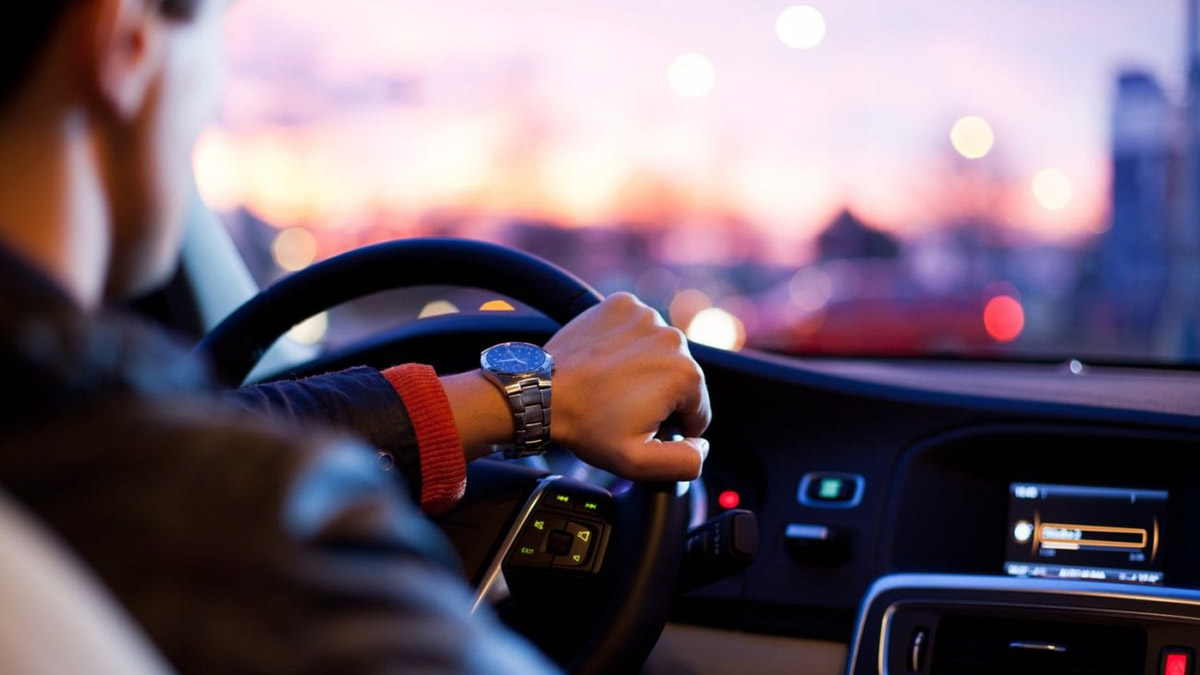 Autofahrer am Steuer eines Personenkraftwagens
