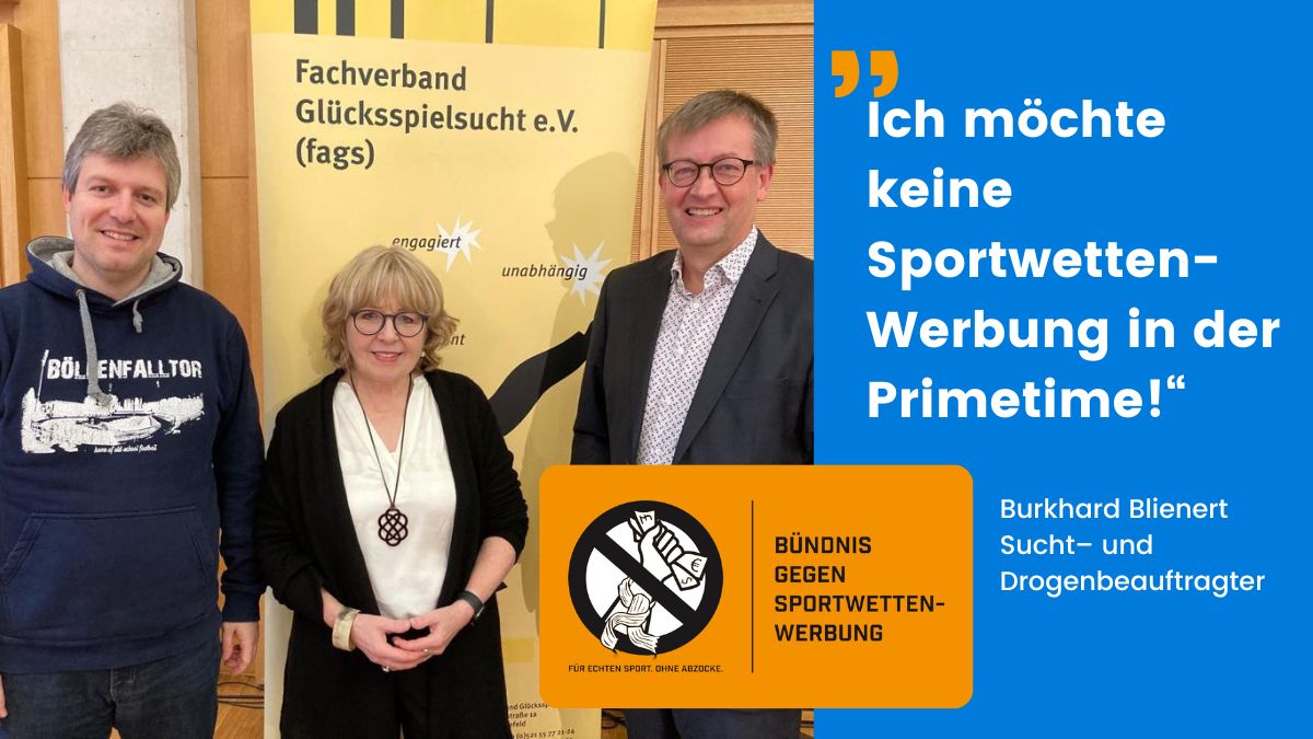 Markus Sotirianos (Unsere Kurve e.V.), Ilona Füchtenschnieder-Petry (Fachverband Glücksspielsucht e.V.) und Burkhard Blienert mit dem Bündnis-Logo und Zitat 'Ich möchte keine Sportwettenwerbung in der Primetime'