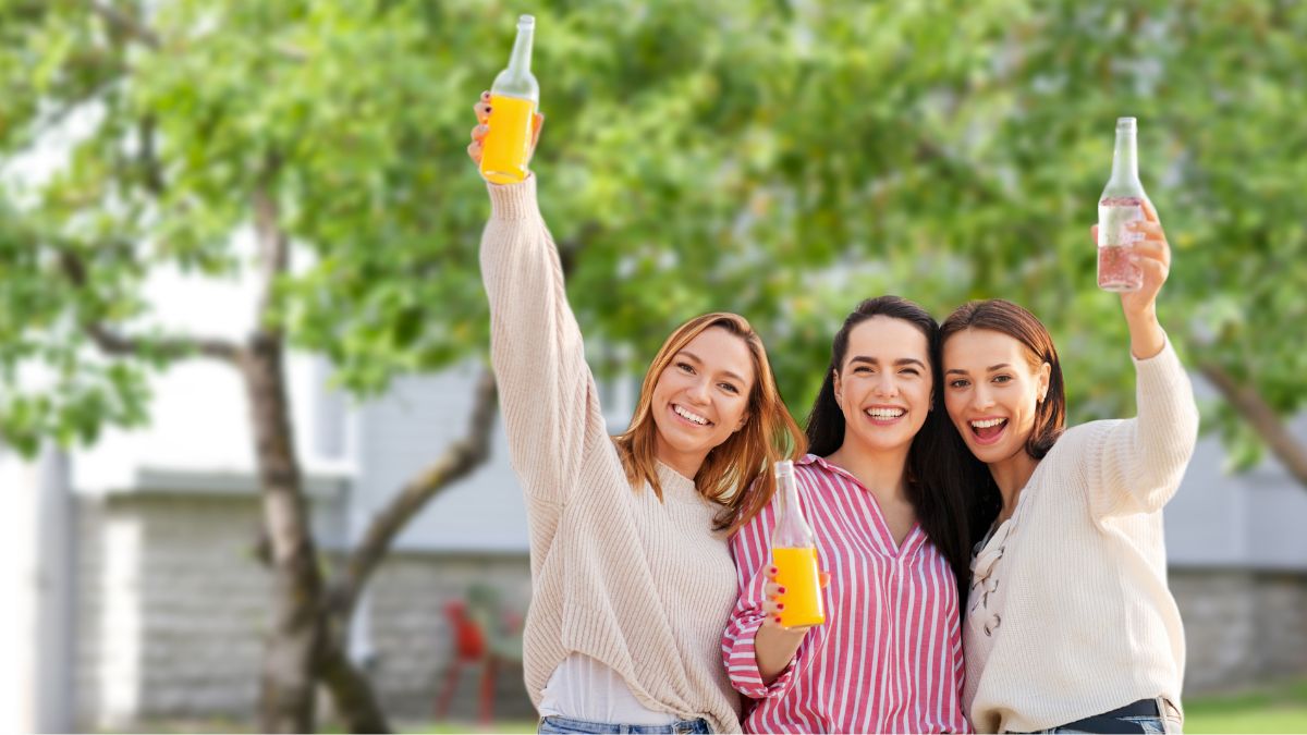 Drei Frauen, die mit alkoholfreien Getränken zuprosten