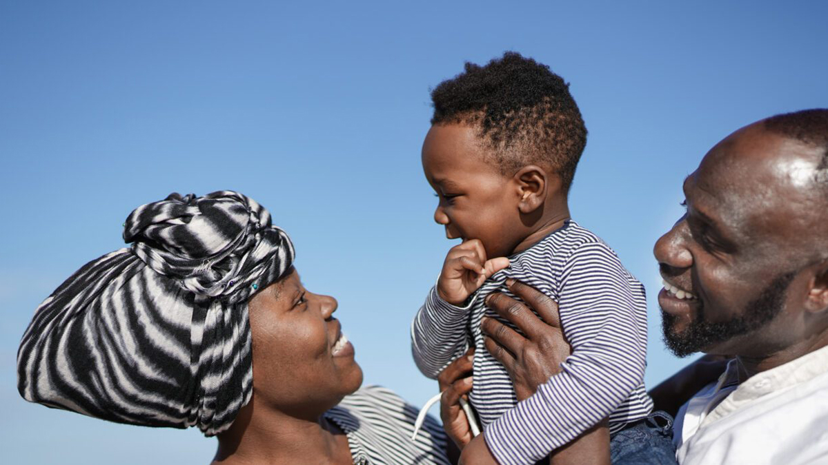 Afrikanische Familie vor blauem Himmel