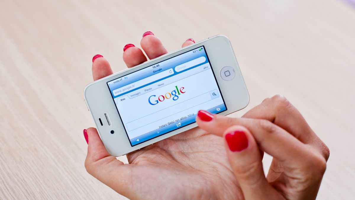 Frauenhand mit Google auf Display