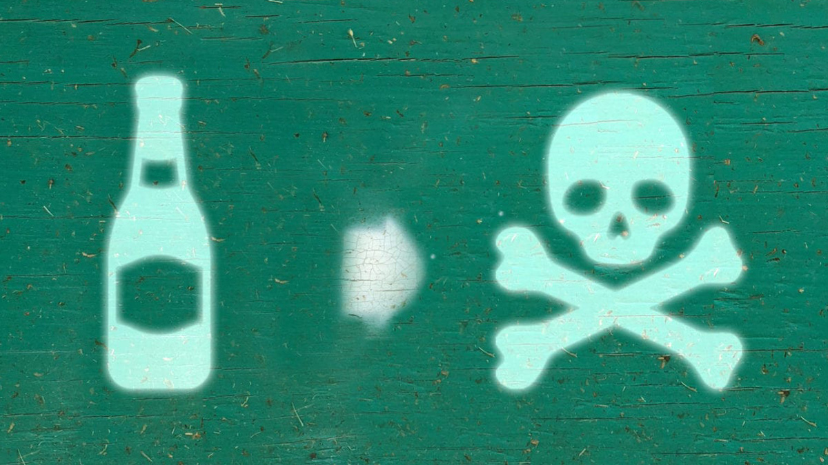 Schablonen-Graffiti auf grünem Holz zeigt Flasche, Pfeil und Totenschädel mit gekreuzten Knochen
