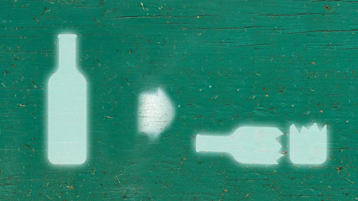 Schablonen-Graffiti auf grünem Holz zeigt ganze Flasche, neben der ein Pfeil auf eine zerbrochene Flasche weist