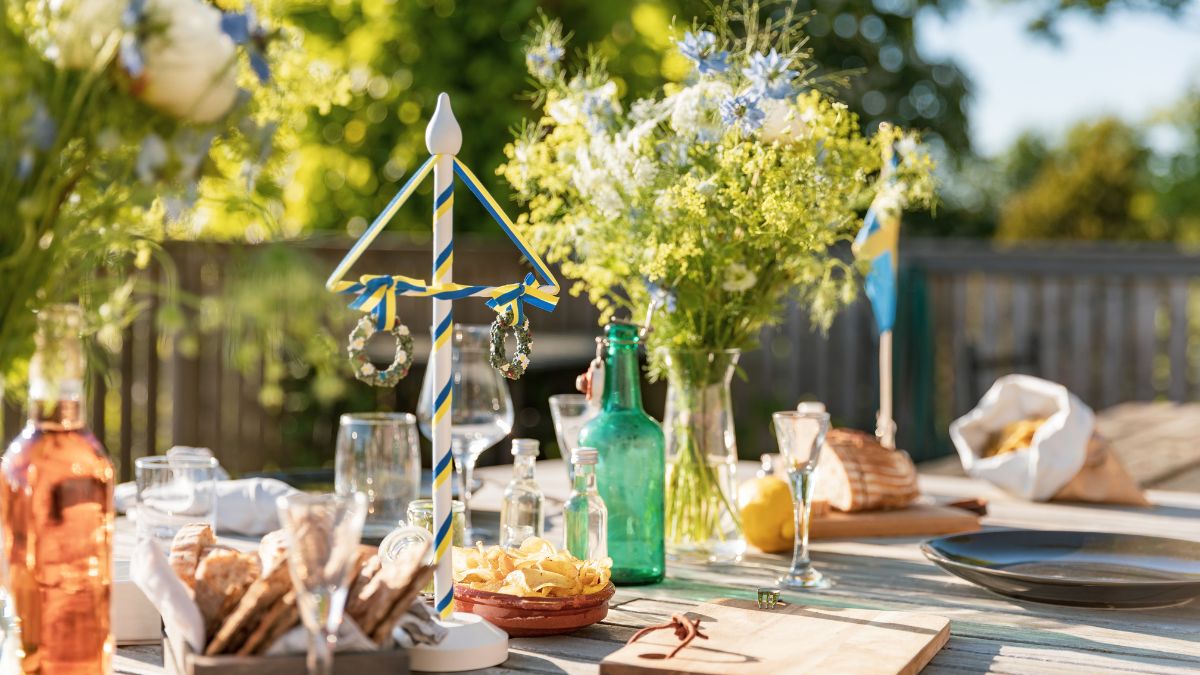 Festtafel zum Mittsommerfest