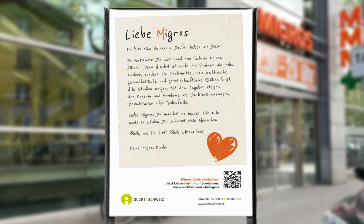 Aufsteller mit Liebesbrief-Text vor Migros-Eingang