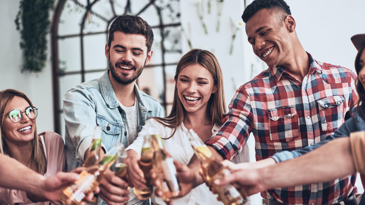 Gruppe Menschen stößt mit alkoholfreien Getränken an