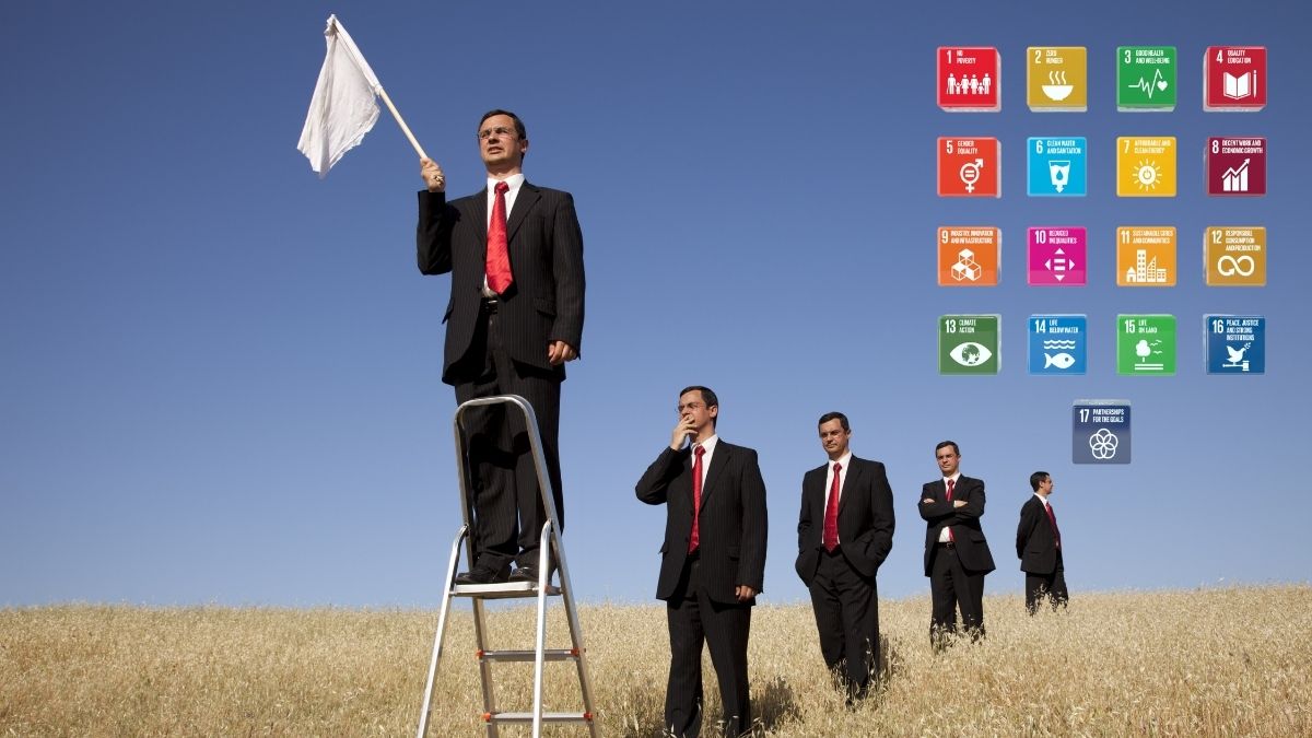 Anzug tragende Männer aufgereiht in einem Kornfeld. Der vorderste steht auf einer Trittleiter mit einer weißen Fahne. Am Himmel die 17 Symbole der Nachhaltigkeitsziele