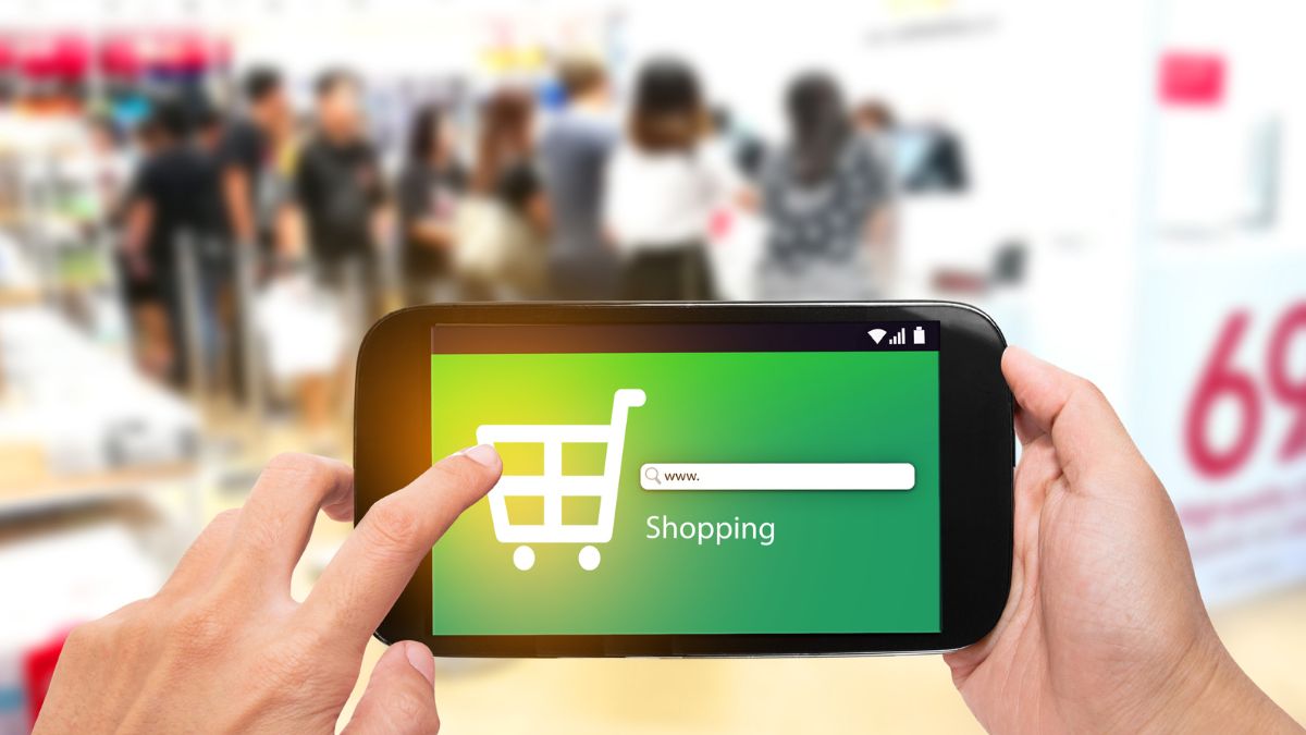 Zwei Hände halten Smartphone mit Einkaufswagen-Symbol