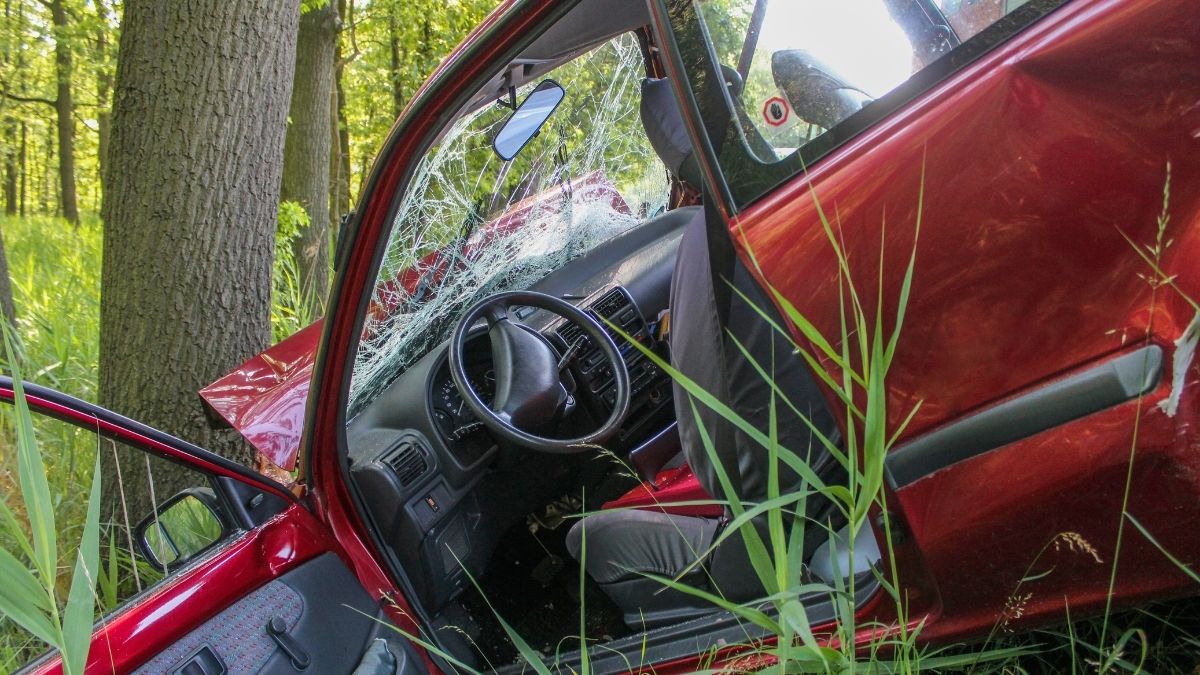 Verunfalltes Fahrzeug an Baum