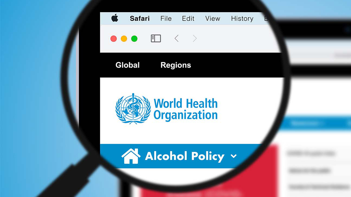 WHO-Startseite, unter einer Lupe wird Menüpunkt "Alkoholpolitik" erkennbar