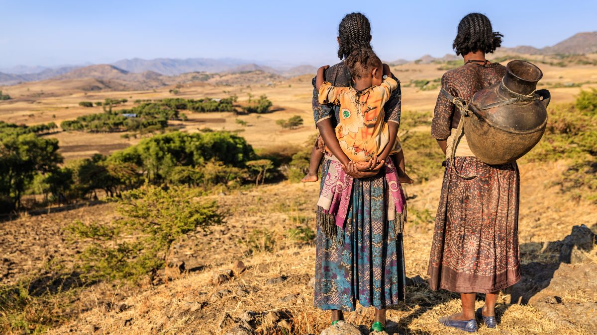Zwei äthiopische Frauen blicken in eine Berglandschaft