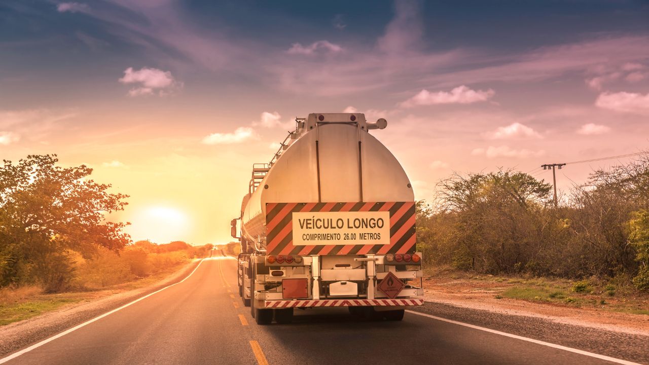 Übergroßer Lkw mit Anhänger im Norden Brasiliens.