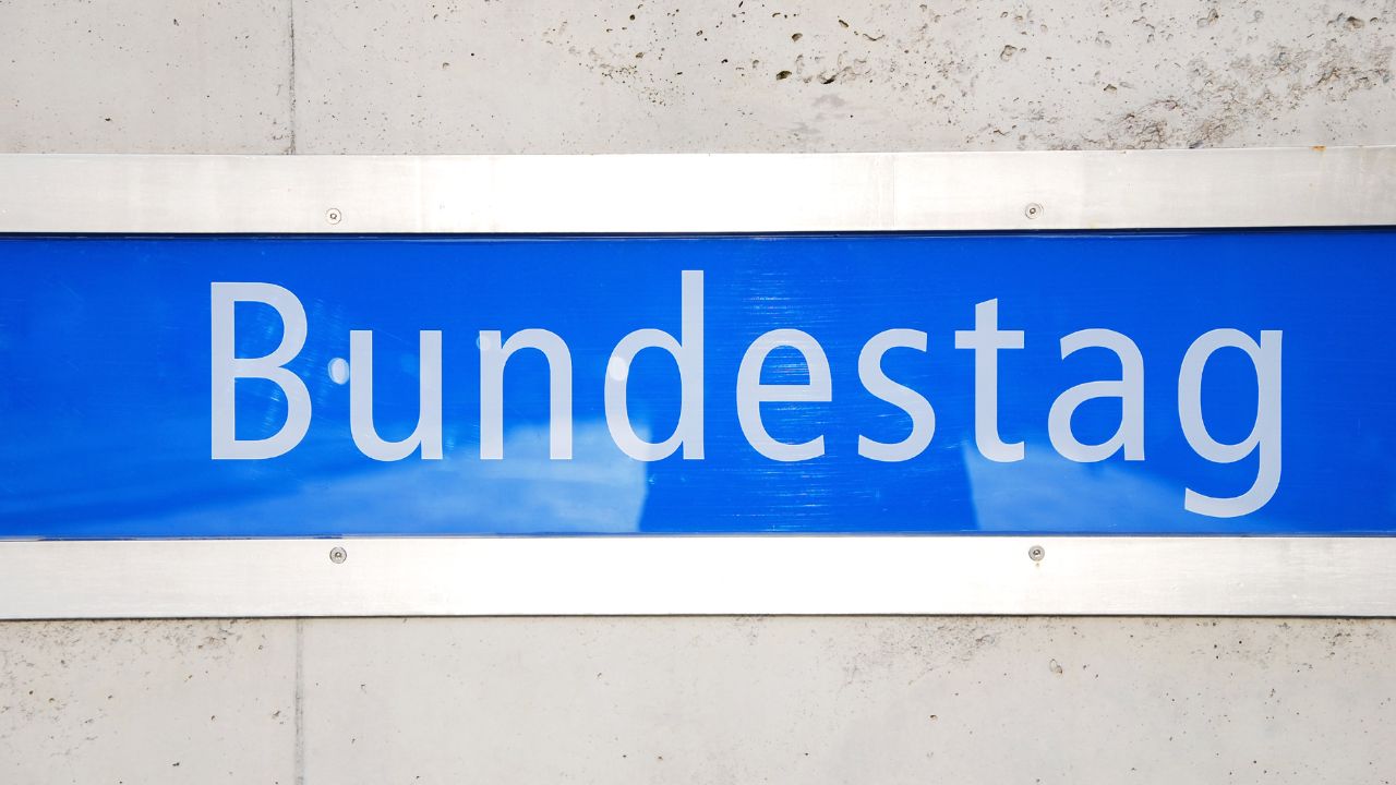 Schild mit der Aufschrift 'Bundestag' an einer Wand der gleichnamigen U-Bahnstation in Berlin.