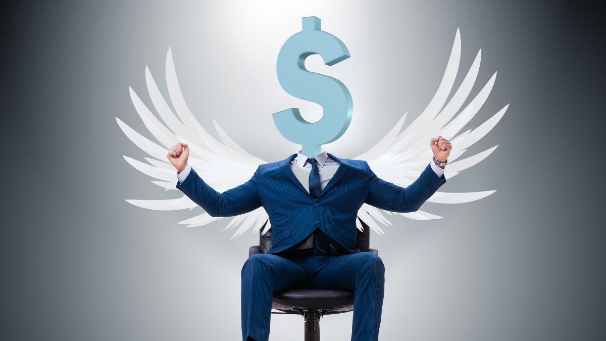 Mann mit Adlerschwingen und einem Dollarzeichen anstatt des Kopfes freut sich fäusteschwingend auf einem Bürostuhl