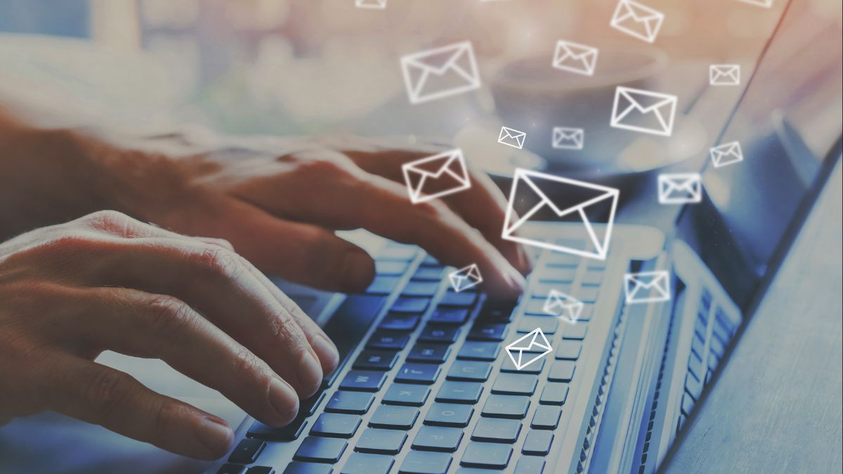 Computer-Tastatur mit schwebenden E-Mail-Symbolen