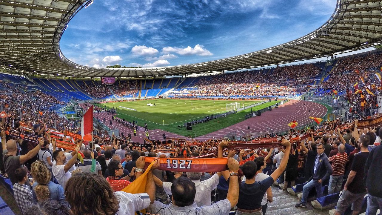 Vollbesetztes Fußballstadion in Rom.