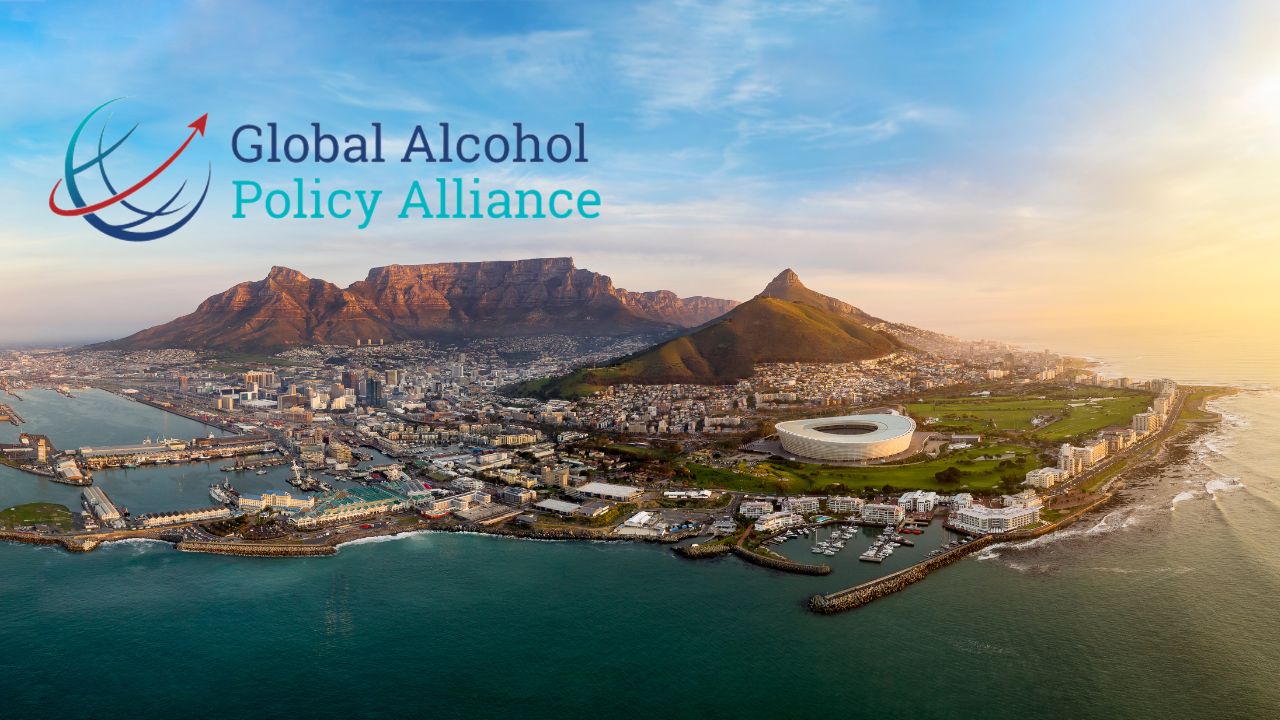 Luftaufnahme von Kapstadt und dem Tafelberg, darin eingeblendet das Logo der Globalen Alkoholpolitik-Allianz GAPA.