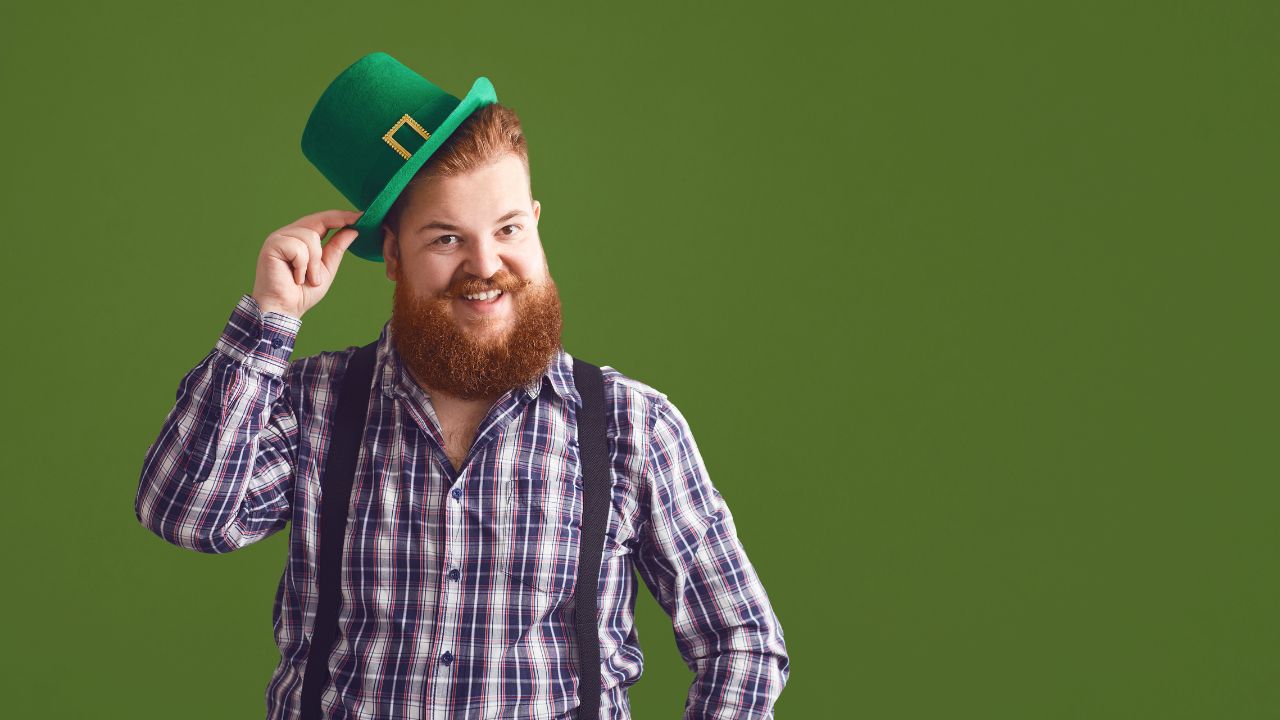 Irischer Mann mit rotem Bart und grünem Hut.