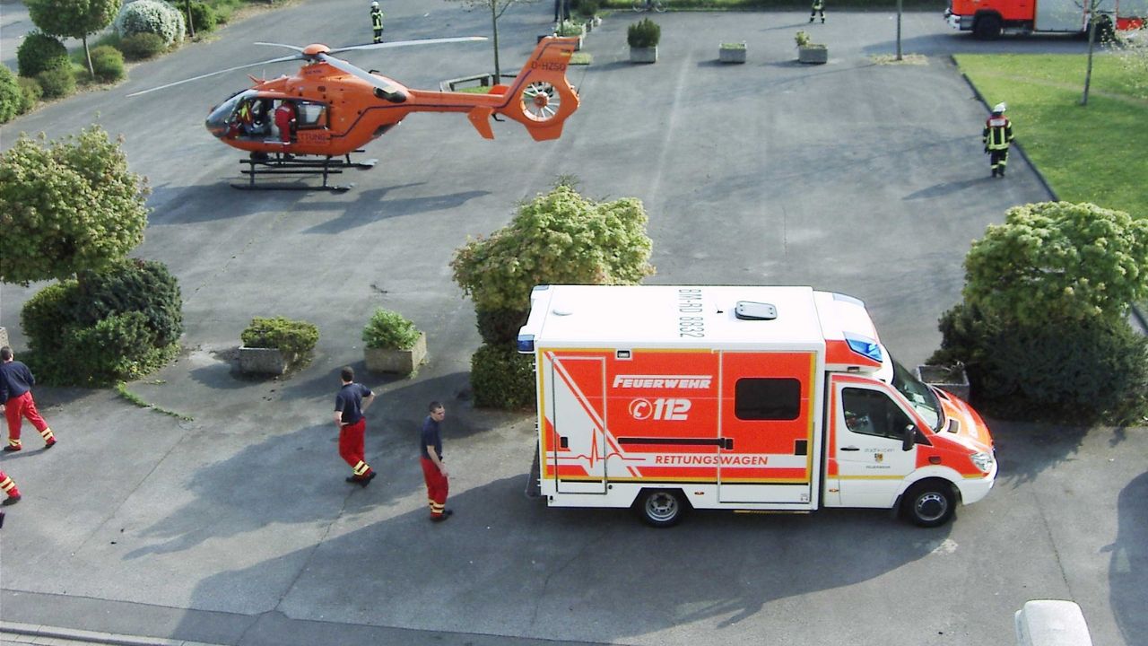 Krankenwagen und Rettungshubschrauber im Einsatz.