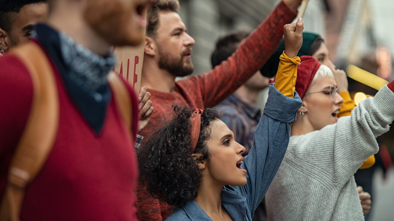 Gruppe von Menschen bei einer Protestkundgebung.