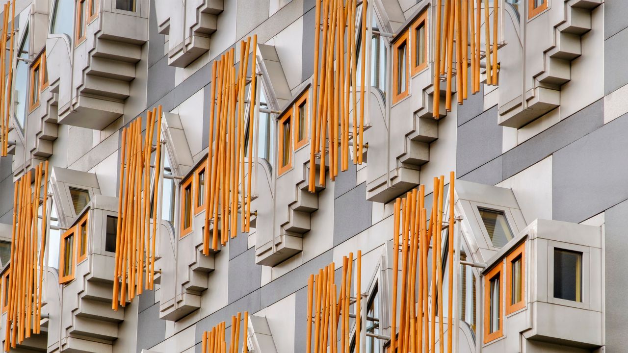 Blick auf die Fassade der Abgeordnetenbüros des schottischen Parlaments in Edinburgh.