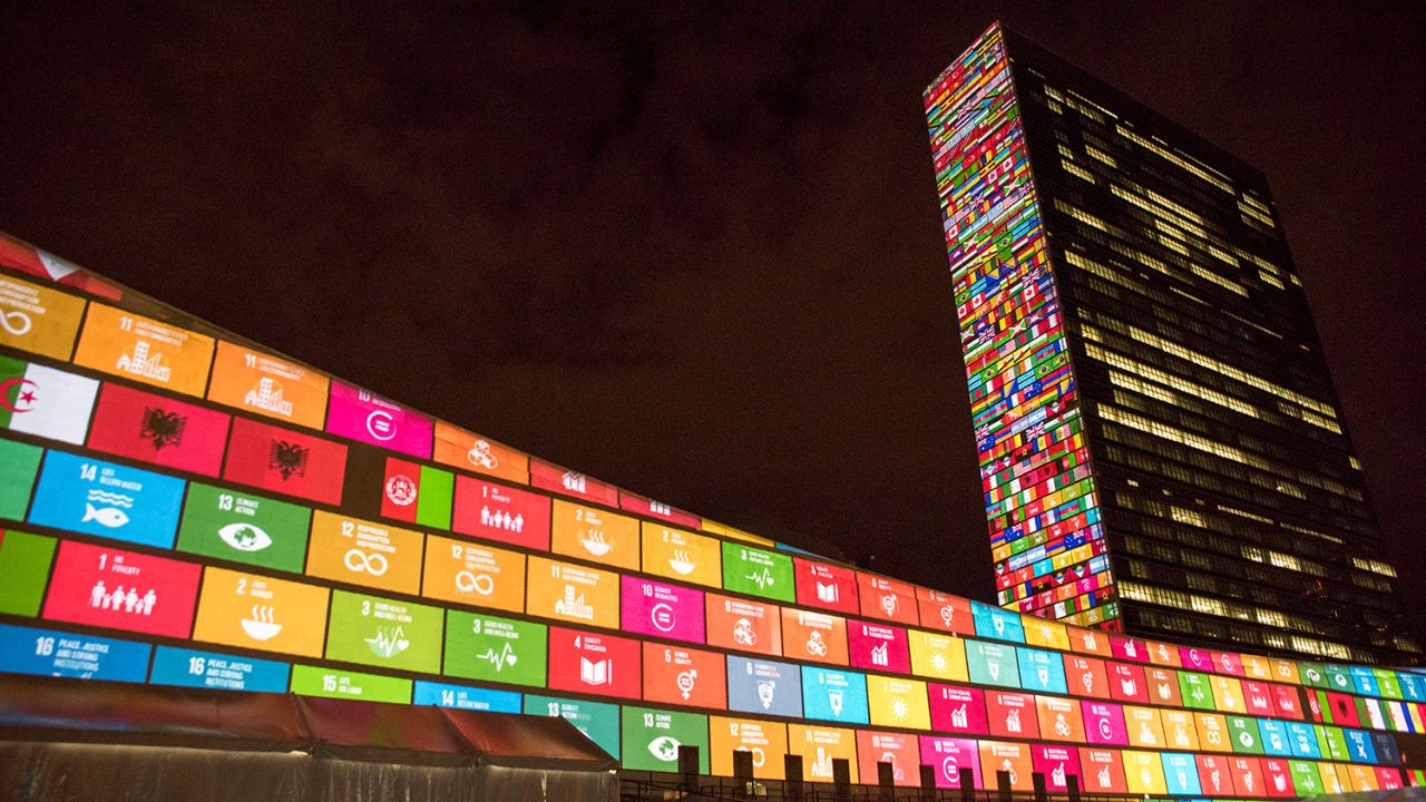 UN-Gebäude in New York mit den Symbolen der Nachhaltigkeitsziele beleuchtet.