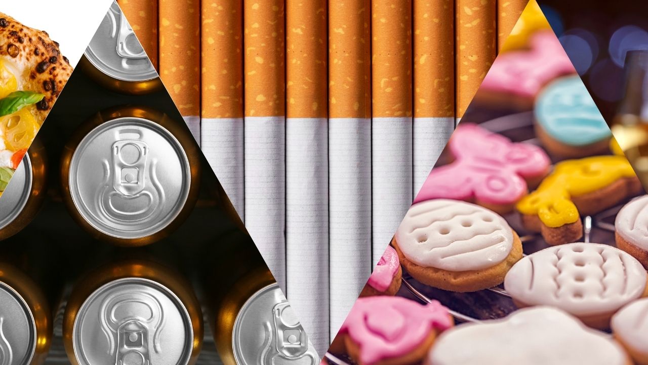 Fertigpizza, Getränkedosen, Zigaretten, bunte Kekse und Weingläser in aneinander gereihten Dreiecken.
