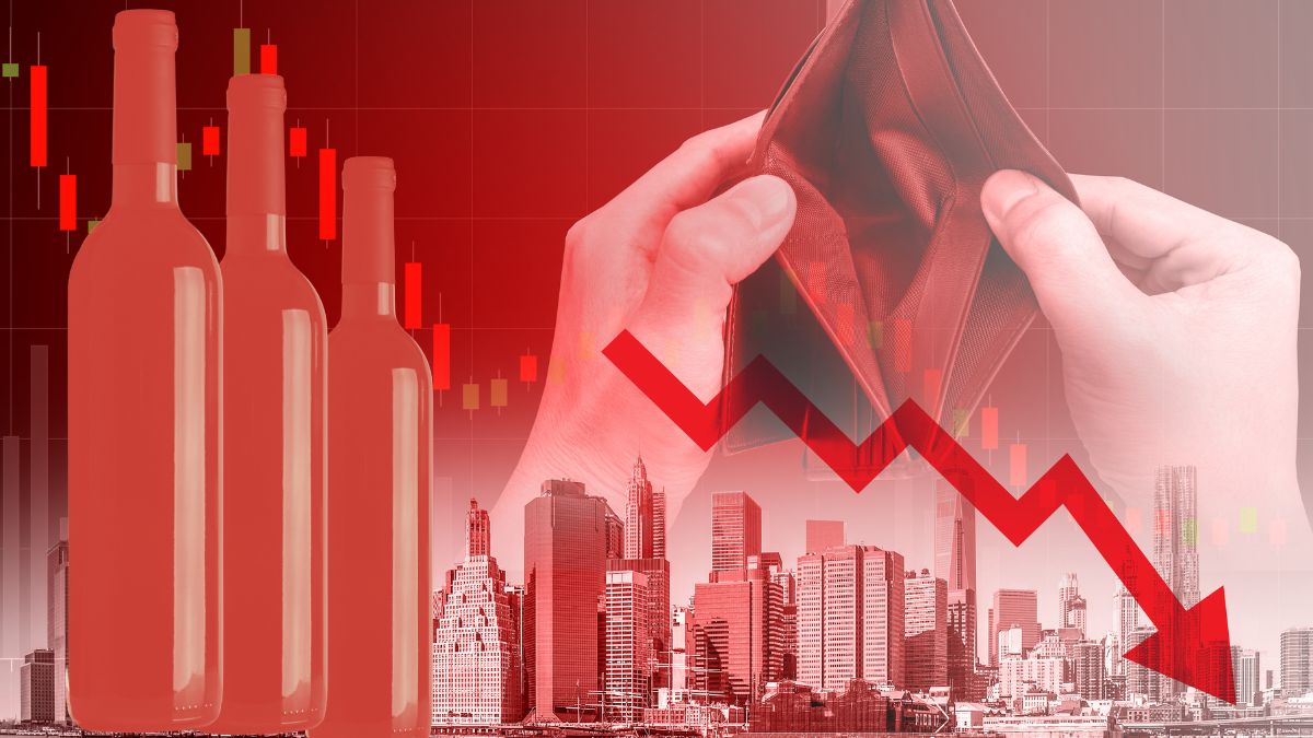 Bildkomposition aus Weinflaschen, Skyline, leerem Portemonnaie und abnehmendem Graph