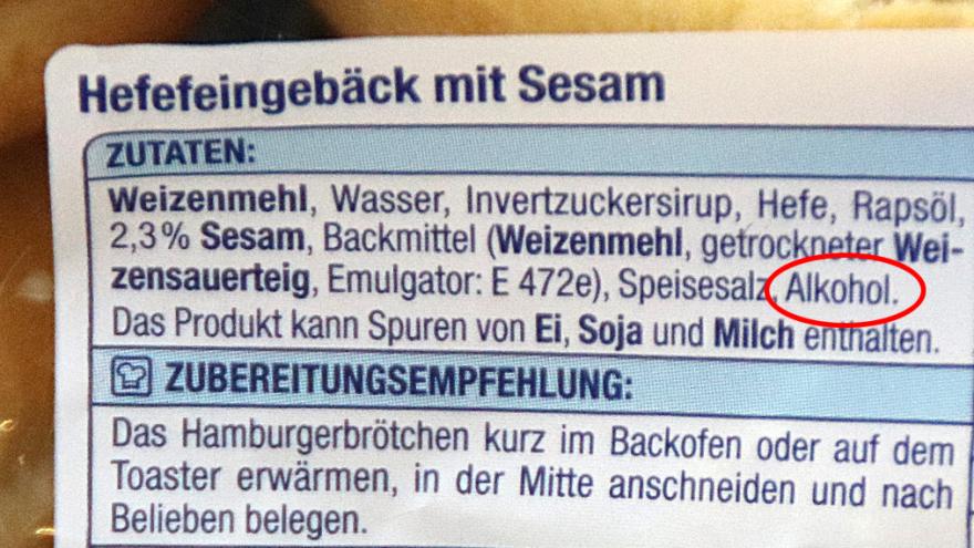 Zutatenliste auf einem Burgerbrötchen, in der das Wort 'Alkohol' rot eingekreist wurde.