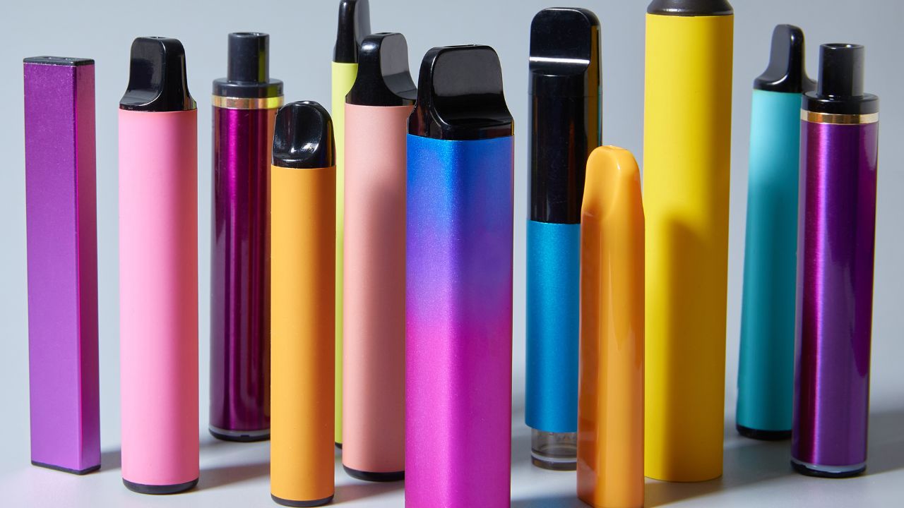Verschiedene E-Zigaretten in bunten Farben nebeneinander aufgestellt.