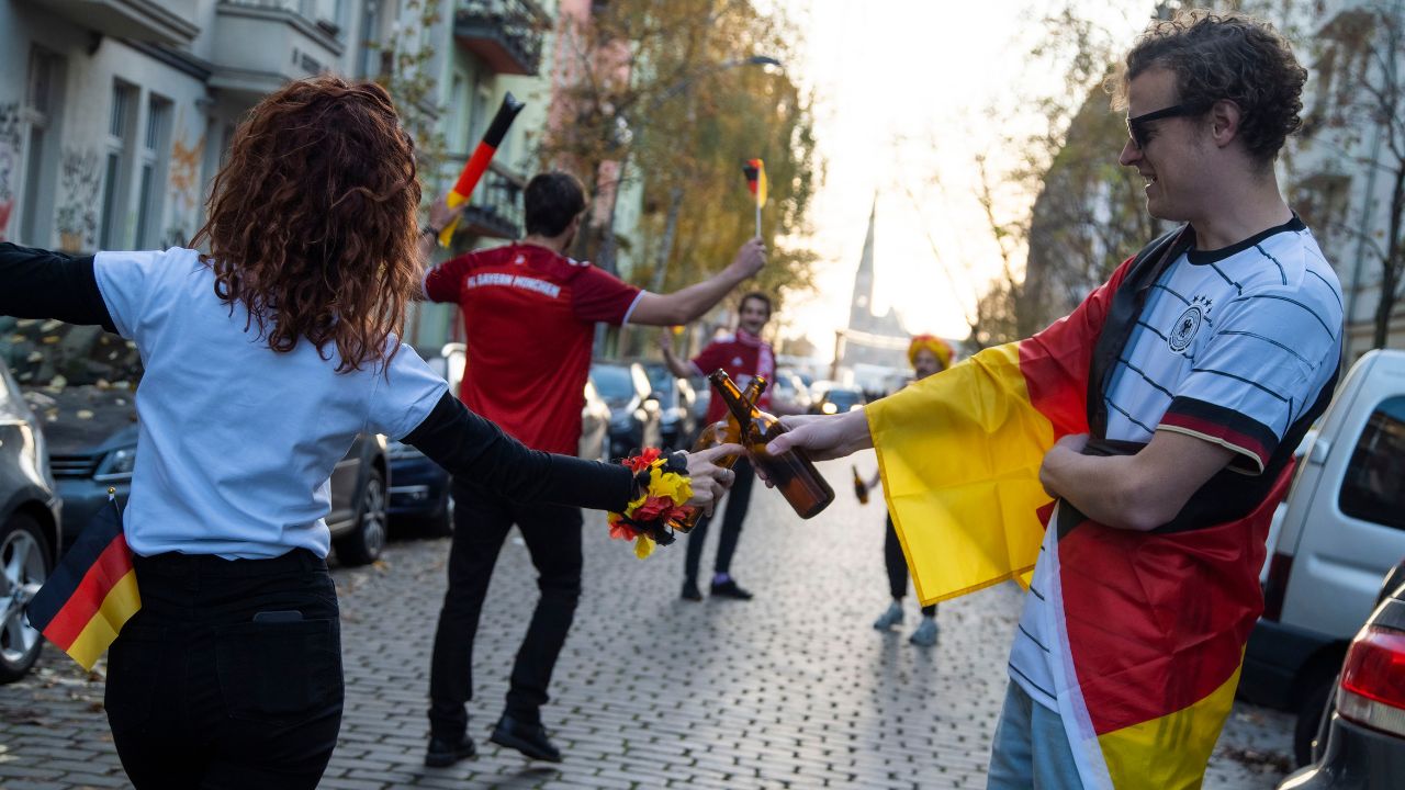 Fußballfans auf einer Straße.