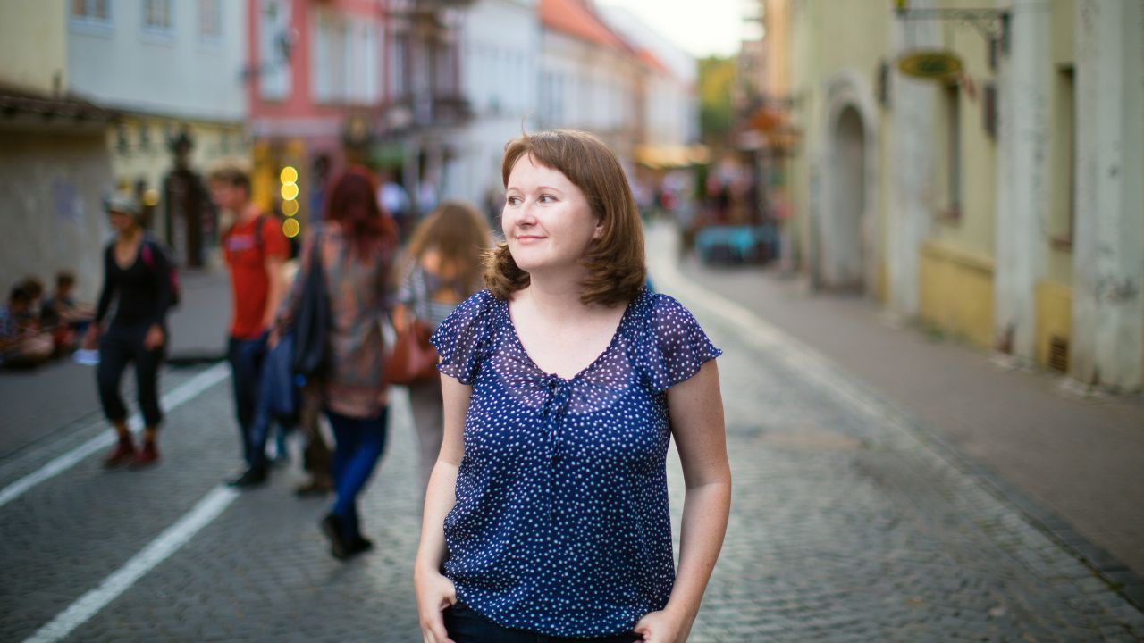 Mädchen auf einer Straße in Vilnius, Litauen.