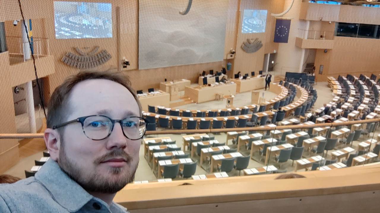 Porträt von Lucas Nilsson, IOGT-NTO-Vorsitzender, auf der Besuchertribüne des schwedischen Reichtstags.