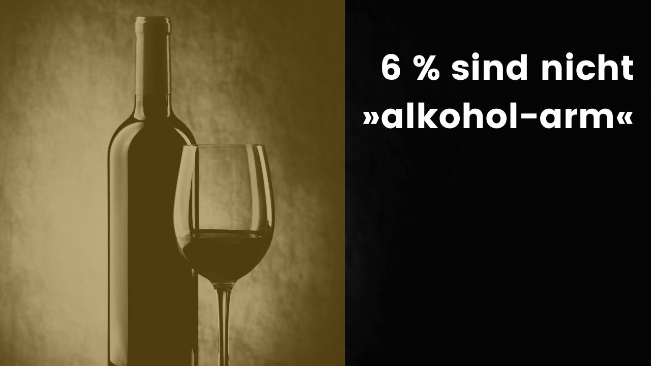 Sepiafarbene Grafik: links Weinflasche und Weinglas, rechts auf schwarzem Hintergrund weißer Text '6 Prozent sind nicht alkohol-arm'.